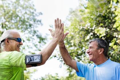 Investigaciones científicas han arrojado que visitar familiares y amigos, colaborar de voluntario en alguna organización y salir a diferentes eventos mejoran la función cognitiva