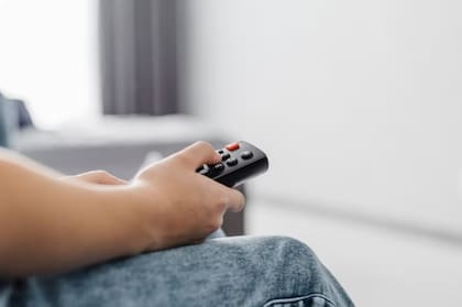Investigaciones encontraron asociaciones entre pasar varias horas frente al televisor y un mayor riesgo de demencia, aunque esto no demuestra que la televisión sea la causa directa