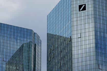 Investigadores allanan oficinas del Deutsche Bank por caso de lavado de dinero
