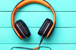 Investigadores austriacos y neerlandeses han encontrado que los algoritmos de recomendación de nuevas canciones, como los que usa Spotify o Last.fm, encuentran más dificultades para encontrar temas que gusten a los amantes del hip-hop, el hard rock o el punk. Apuntan a que puede haber sesgos en los algoritmos para los oyentes de estos estilos musicales