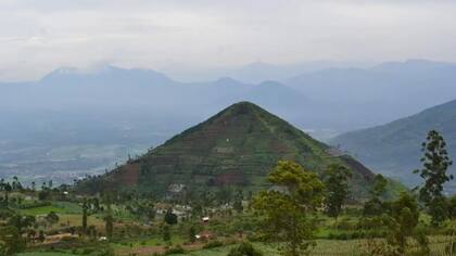 Investigadores brindaron una hipótesis de que la pirámide de Gunung Padang sería la primera construida en el mundo