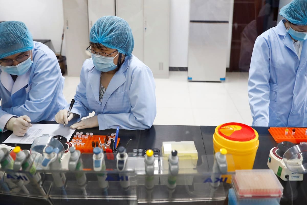 Investigadores chinos, en un laboratorio en Pekín dedicado al coronavirus