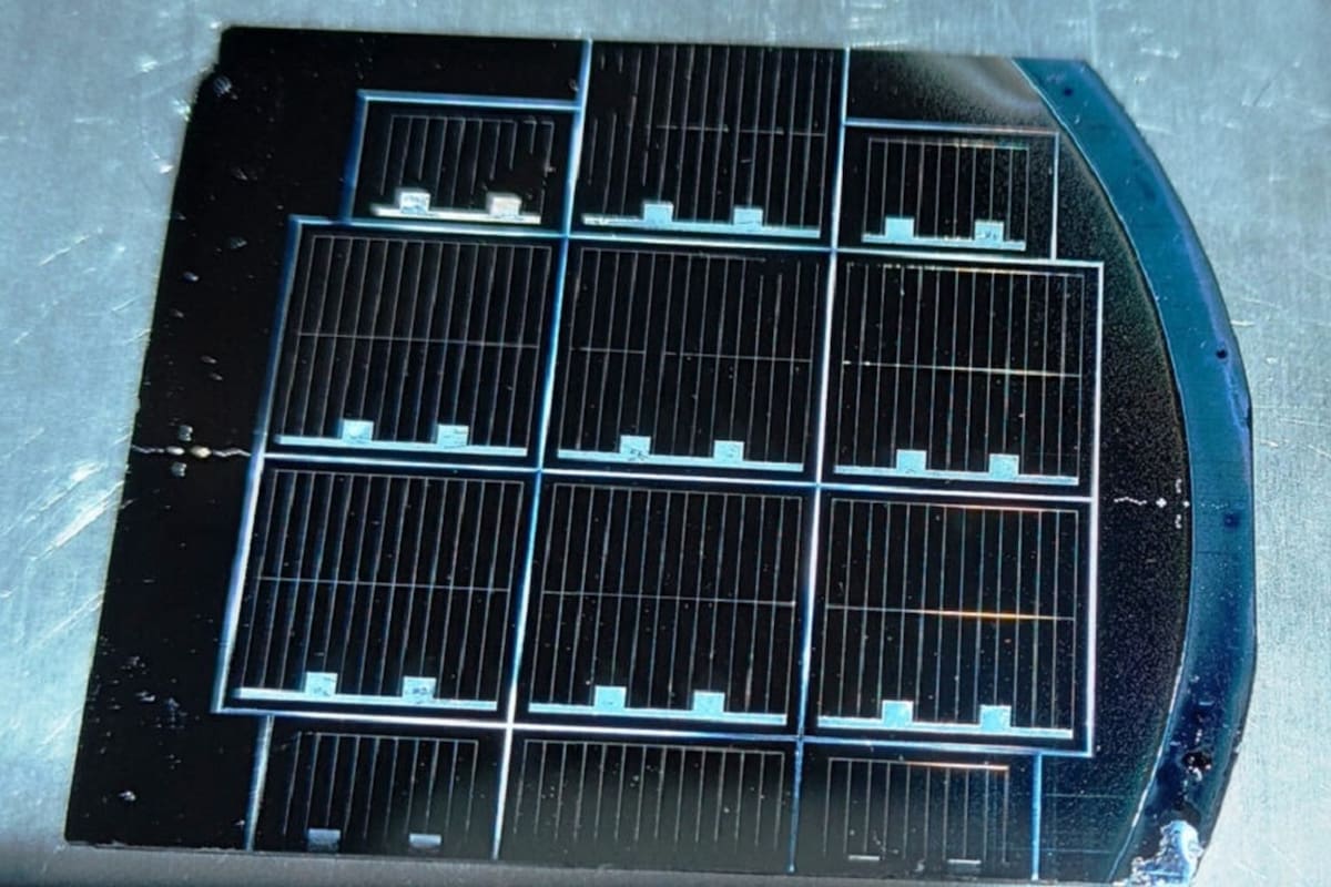Investigadores de la Comisión Nacional de Energía Atómica desarrollaron celdas solares a escala de laboratorio. Se trata de un componente tecnológico clave para la industria satelital argentina y en el futuro podrían reemplazar a las que se importan. Ya tienen un prototipo y ahora buscarán mejorar su eficiencia para evaluar su potencial para la producción en serie