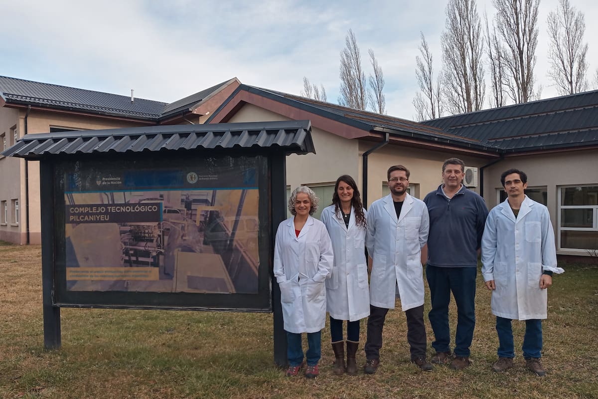 Investigadores de la Comisión Nacional de Energía Atómica que participaron en el proyecto