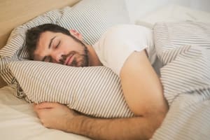 Investigadores de la Universidad de Estocolmo, en Suecia, demostraron que pocos días de mal descanso son suficientes para producir una sensación de envejecimiento de hasta diez años (Foto Pexels)