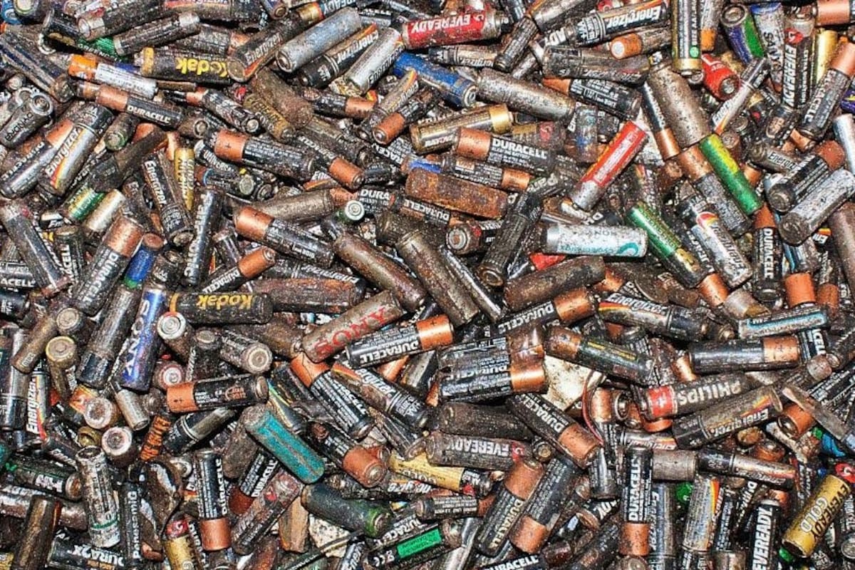 Investigadores de La Universidad Nacional de La Plata desarrollaron una pintura que tiene características antifúngicas y antibacterianas a partir de la recuperación de óxido de zinc de pilas alcalinas usadas. Esto permitiría reciclar residuos contaminantes y usarlos para combatir la humedad que se acumula en las paredes de hogares y edificios