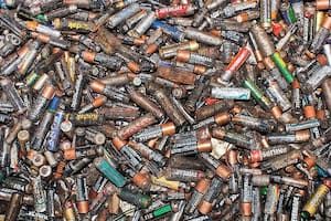 Investigadores de La Universidad Nacional de La Plata desarrollaron una pintura que tiene características antifúngicas y antibacterianas a partir de la recuperación de óxido de zinc de pilas alcalinas usadas. Esto permitiría reciclar residuos contaminantes y usarlos para combatir la humedad que se acumula en las paredes de hogares y edificios