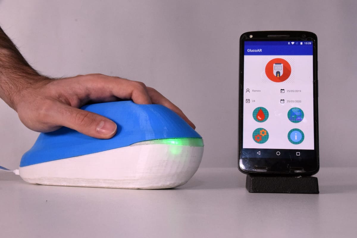 Investigadores de la Universidad Nacional de Mar del Plata desarrollaron un dispositivo para controlar la glucemia de manera no invasiva en personas con diabetes. Se encuentra en etapa de pruebas clínicas y evita tener que pincharse la yema del dedo