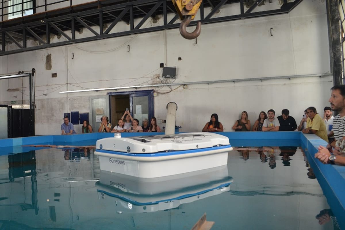 Investigadores de la UNLP unieron esfuerzos con una empresa para desarrollar un robot que puede aspirar residuos e hidrocarburos en cuerpos de agua. Desde la universidad, se encargaron de diseñar la electrónica y la lógica de control que permitió automatizar el sistema, que funciona a partir del uso de energía solar. Ya está disponible para ser comercializado y planean fabricar otro de mayor escala