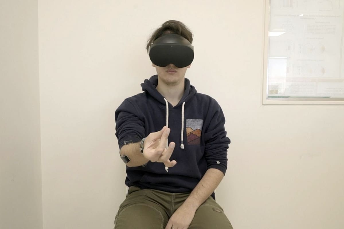 Investigadores de la UNSAM desarrollaron un videojuego de realidad virtual para que los pacientes puedan recuperar la movilidad de los dedos mientras esquivan meteoritos en el espacio
