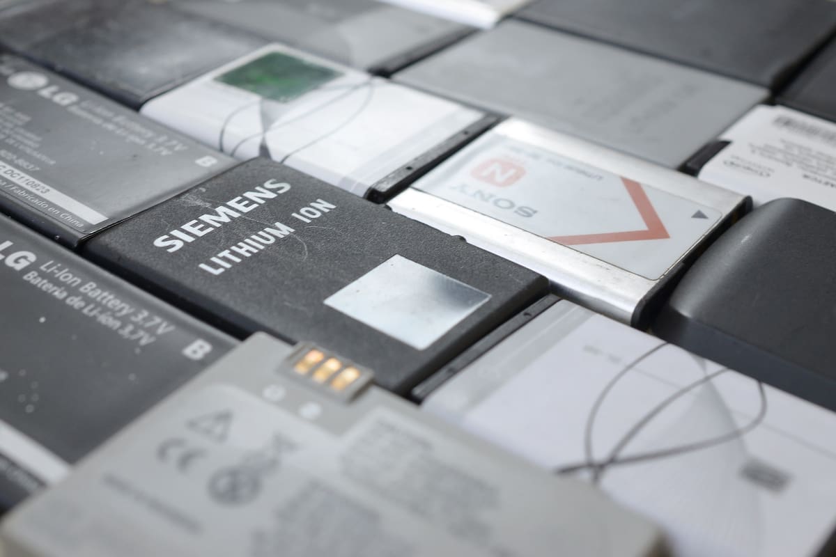 Investigadores de las universidades de Córdoba y San Luis mostraron cómo reciclar el grafito de las baterías viejas de celulares