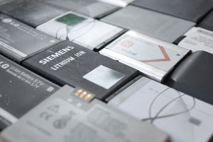 Investigadores de las universidades de Córdoba y San Luis mostraron cómo reciclar el grafito de las baterías viejas de celulares