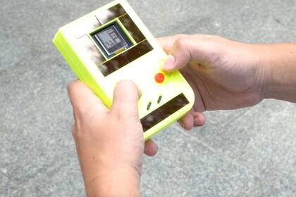 Investigadores de las universidades Northwestern y Delft crearon un prototipo de consola de videojuegos que funciona con paneles solares y con la energía generada por el usuario cuando presiona los botones del dispositivo