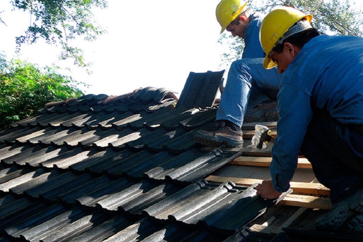 Investigadores del CONICET y de la UTN Córdoba desarrollaron tejas de caucho elaboradas con neumáticos en desuso. Son resistentes, económicas y reducen la contaminación ambiental. Uno de sus objetivos es transferir la tecnología a municipios para la fabricación de viviendas sociales