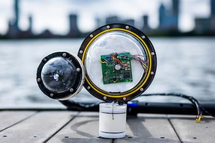 Investigadores del MIT crearon una cámara subacuática que no necesita baterías; usa las ondas de sonido que surcan el agua para generar electricidad