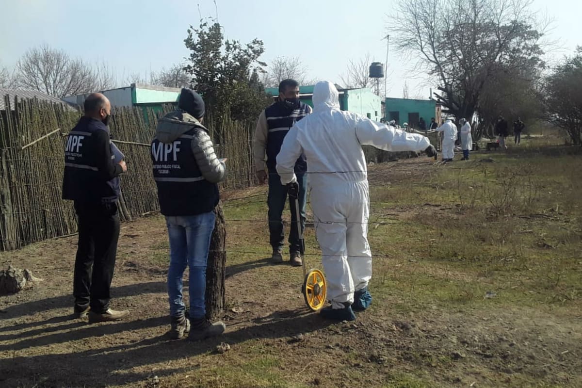 Investigadores en la escena del crimen donde murió el productor y un delincuente fue abatido