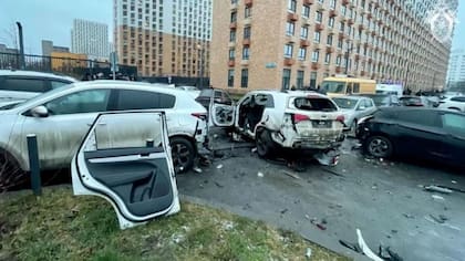 Investigadores fueron captados por los medios mientras trabajaban en la escena del atentado.