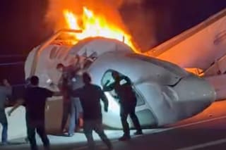 Investigadores indagan la causa del choque de jet en Texas en el que murió una persona
