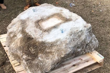 Investigadores retiraron la caja del suelo. Se trata de un depósito de plomo. Twitter @desmontilla