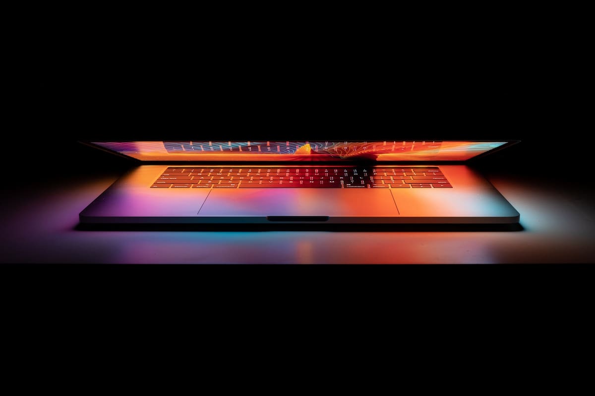 Investigadores revelaron que el chip T2 de las computadoras con macOS de Apple se pueden vulnerar la seguridad de los equipos con tan solo un cable USB modificado