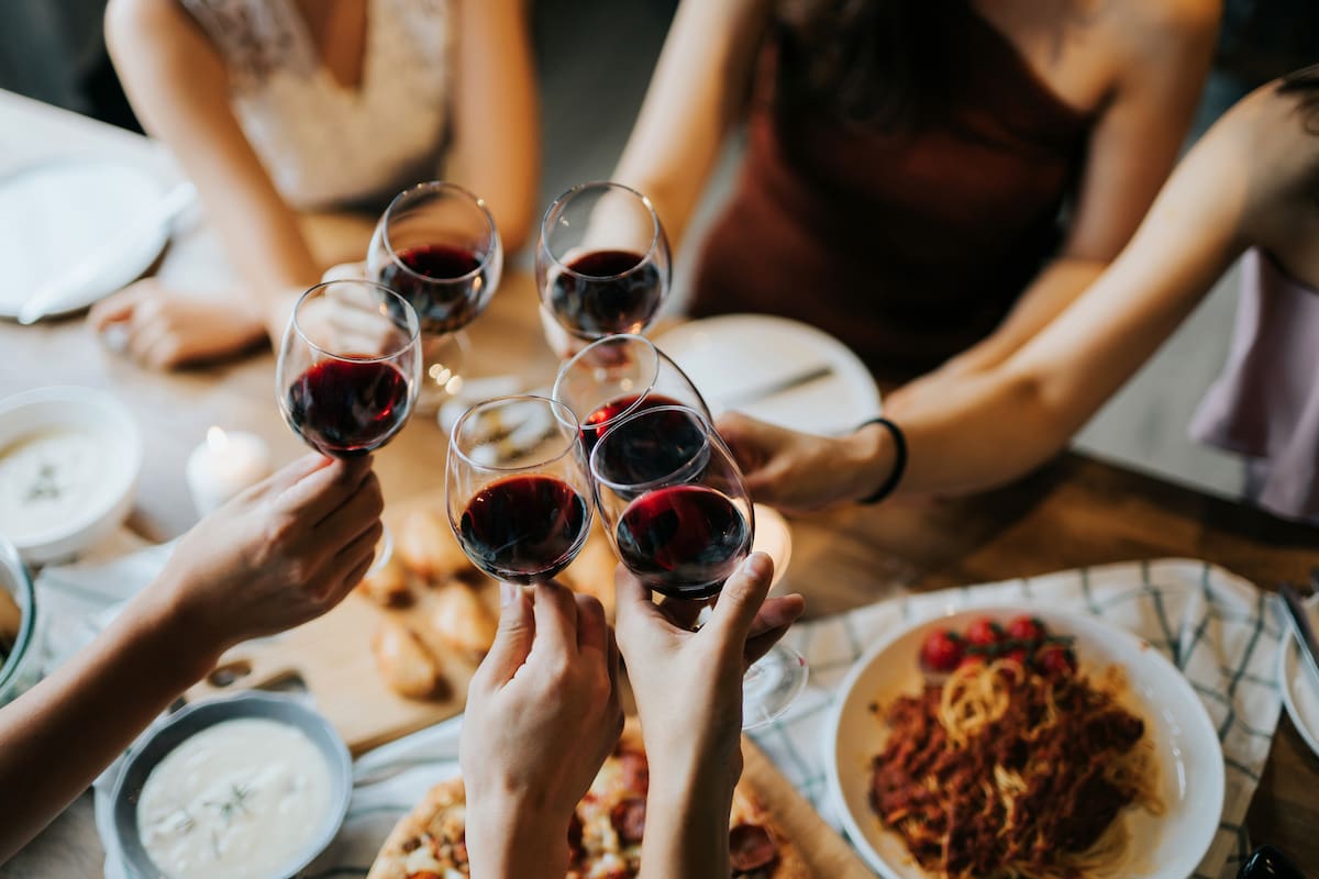 Investigadores sugieren que el consumo excesivo de vino puede estar relacionado con comportamientos de alto riesgo.