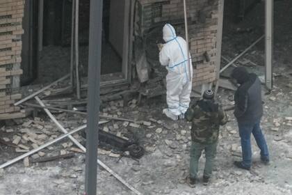 Investigadores trabajan cerca de una patineta en el lugar donde el teniente general Igor Kirillov, jefe de las fuerzas nucleares, biológicas y químicas de rusia, y su asistente, Ilya Polikarpov, fueron asesinados por un dispositivo explosivo colocado cerca del bloque de apartamentos en Moscú, Rusia, el martes 17 de diciembre de 2024. (AP Foto)