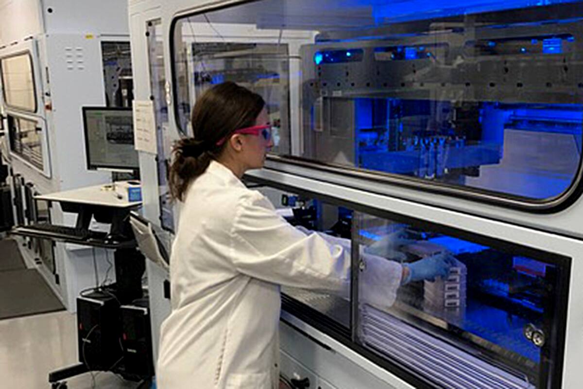 Investigadores trabajan en una potencial vacuna en los laboratorios Pfizer, en Pearl River, Nueva York