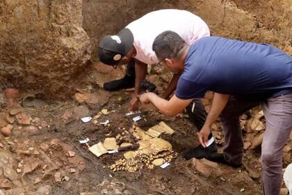 Investigadores trabajando en la tumba