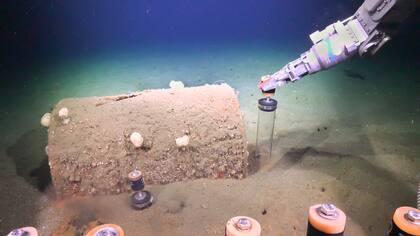 Investigadores utilizan el vehículo teledirigido SuBastian para recolectar núcleos de sedimentos junto a barriles desechados en el fondo marino