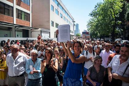 Investigadores y becarios se reunieron en Palermo para entregar a las autoridades del Consejo Nacional de Investigaciones Científicas y Técnicas (Conicet) un petitorio respaldado por 12.000 firmas