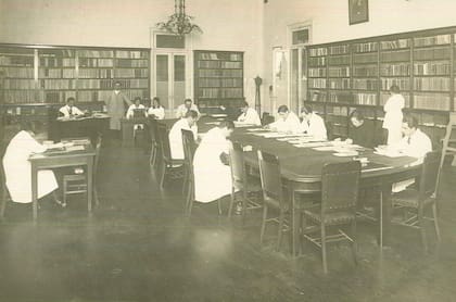 Investigadores y técnicos trabajan en una de las salas del instituto durante las primeras décadas de funcionamiento, cuando la formación y la investigación científica eran dos de sus principales misiones
