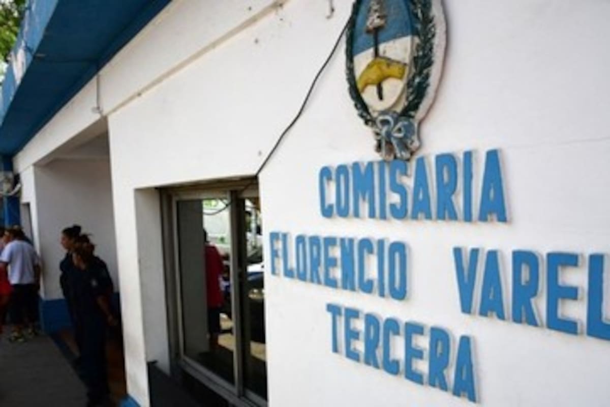 Investigan a policías de Varela por presuntos privilegios a un detenido por gatillo fácil.