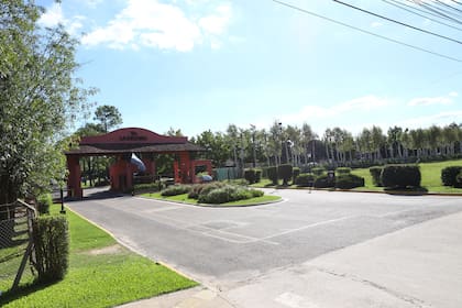 Investigan el asesinato de Roberto Eduardo Wolfenson Band en el country La Delfina de Pilar. Aunque primero se dijo que la muerte fue por un paro cardíaco la autopsia reveló que fue ahorcado.