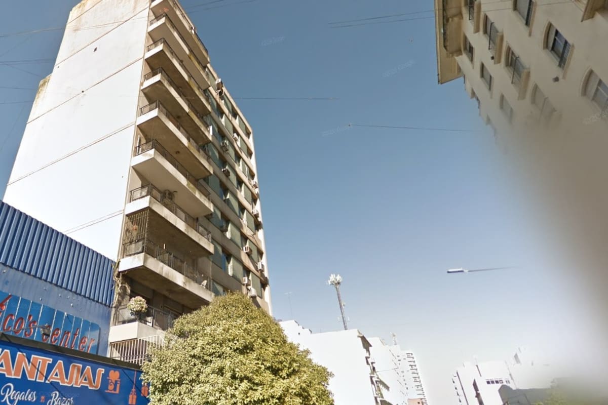 Investigan la caída de una mujer desde un segundo piso de un edificio situado en la calle 49, entre 7 y 8, en La Plata