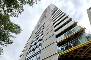 Investigan la muerte de una pareja y su hijo de nueve años tras caer desde el piso 36 de un edificio