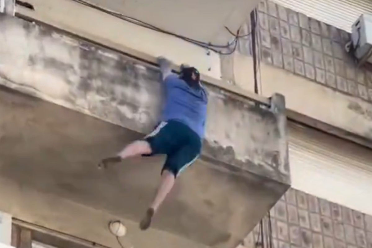 Investigan qué pasó. Quedó colgado del balcón de un cuarto piso y cayó al piso.