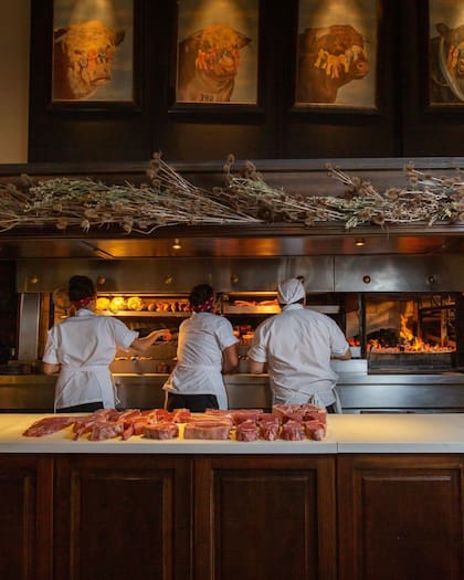 Invierno en Don Julio: fuego a la parrilla y también calor afuera mediante los calefactores exteriores.