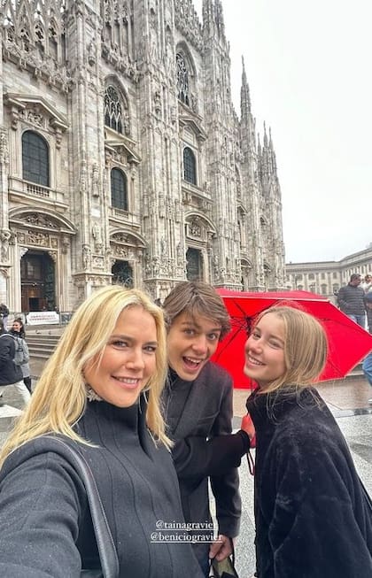 Invitada a los desfiles de reconocidos diseñadores, Valeria Mazza asistió a Milan Fashion Week. La modelo llegó directo de Madrid donde conduce el programa "Bailando con las estrellas" y se hizo un lugar en su agenda para recorrer la ciudad de Milán junto a sus hijos Benicio y Taina