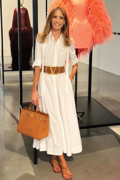 Invitada a una retrospectiva de Valentino en
2024 en Saint-Paul de Vence, en la Costa Azul francesa, Rossella fue lookeada con un vestido blanco midi con bordado inglés