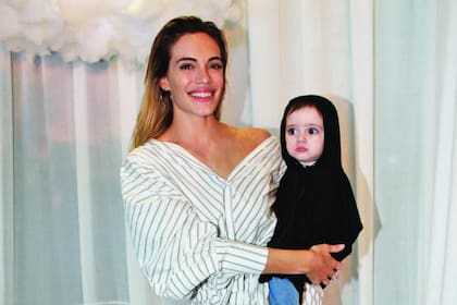 “Invitada” por Emilia Attias, Gina hizo su debut en un evento de moda