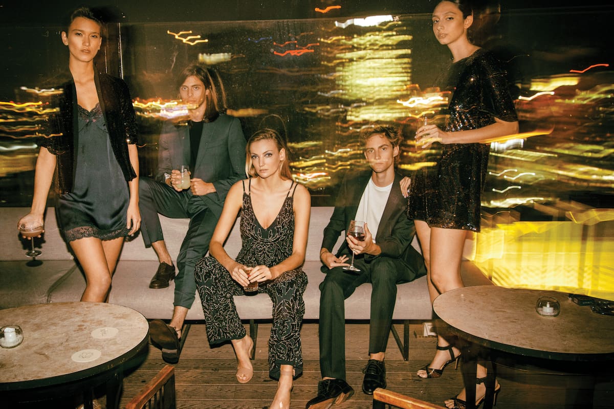 Invitados con looks perfectos: vestidos de lentejuelas y metalizados y trajes combinados con camisas o remeras