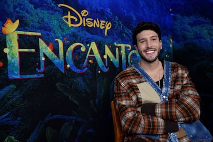 Sebastián Yatra asistió a la avant premiere de Encanto en el Teatro Colón de Bogotá. El cantante interpreta “Dos Orugitas”, canción de la banda sonora de la película de Disney,