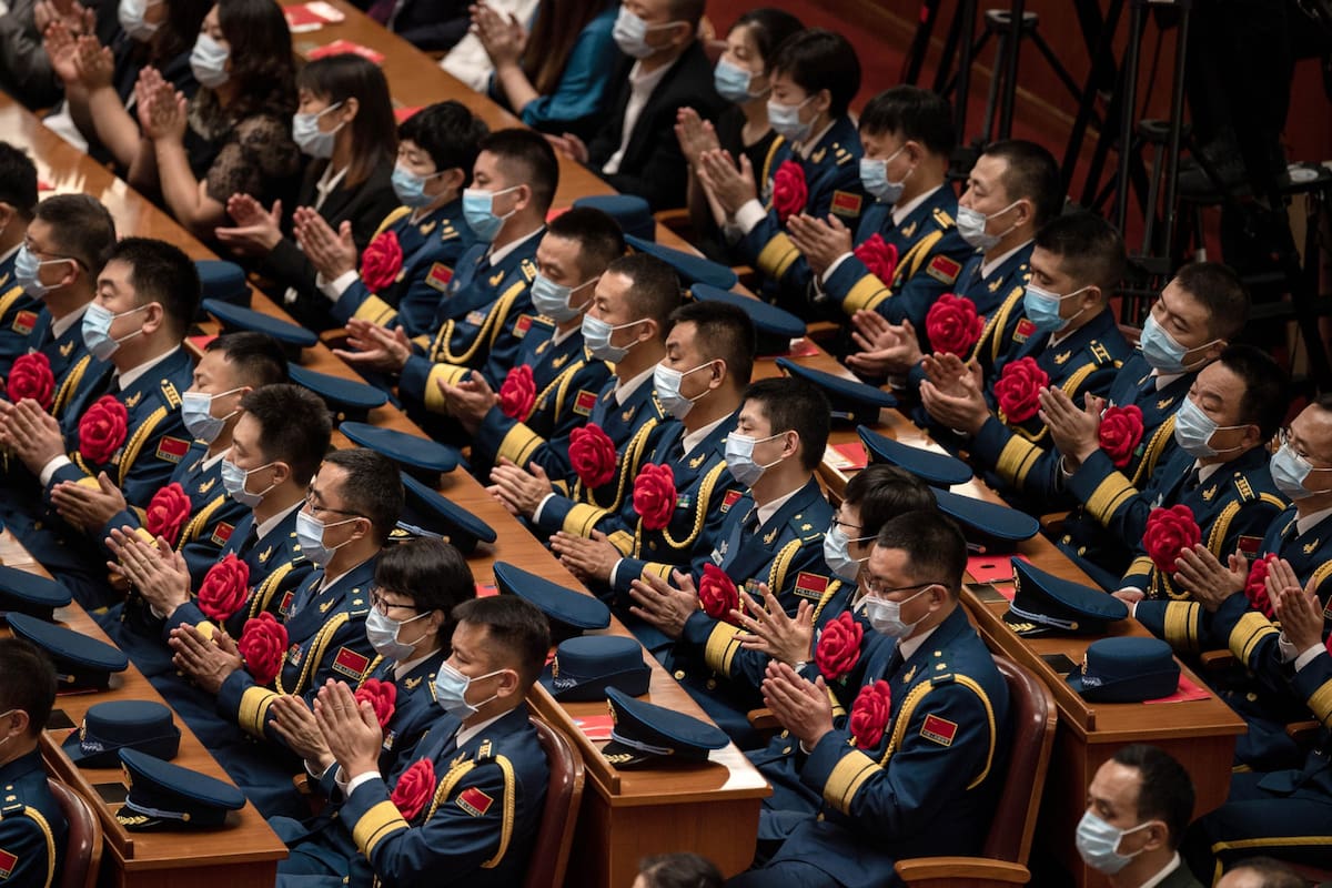 Invitados militares aplauden en el Gran Salón del Pueblo durante una ceremonia organizada por el presidente chino Xi Jinping para honrar a las personas que lucharon contra la pandemia del coronavirus