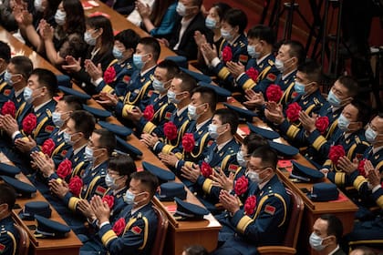 Militares chinos aplauden en el Gran Salón del Pueblo durante una ceremonia organizada por el presidente Xi Jinping