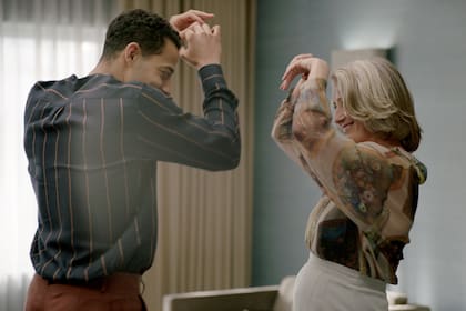 "Invitamos al director de movimiento Theo Clinkard a trabajar con nosotros -cuenta la realizadora-. Pasó una sesión con Emma y Daryl explorando qué movimiento podría surgir desde el interior de los personajes para este momento"