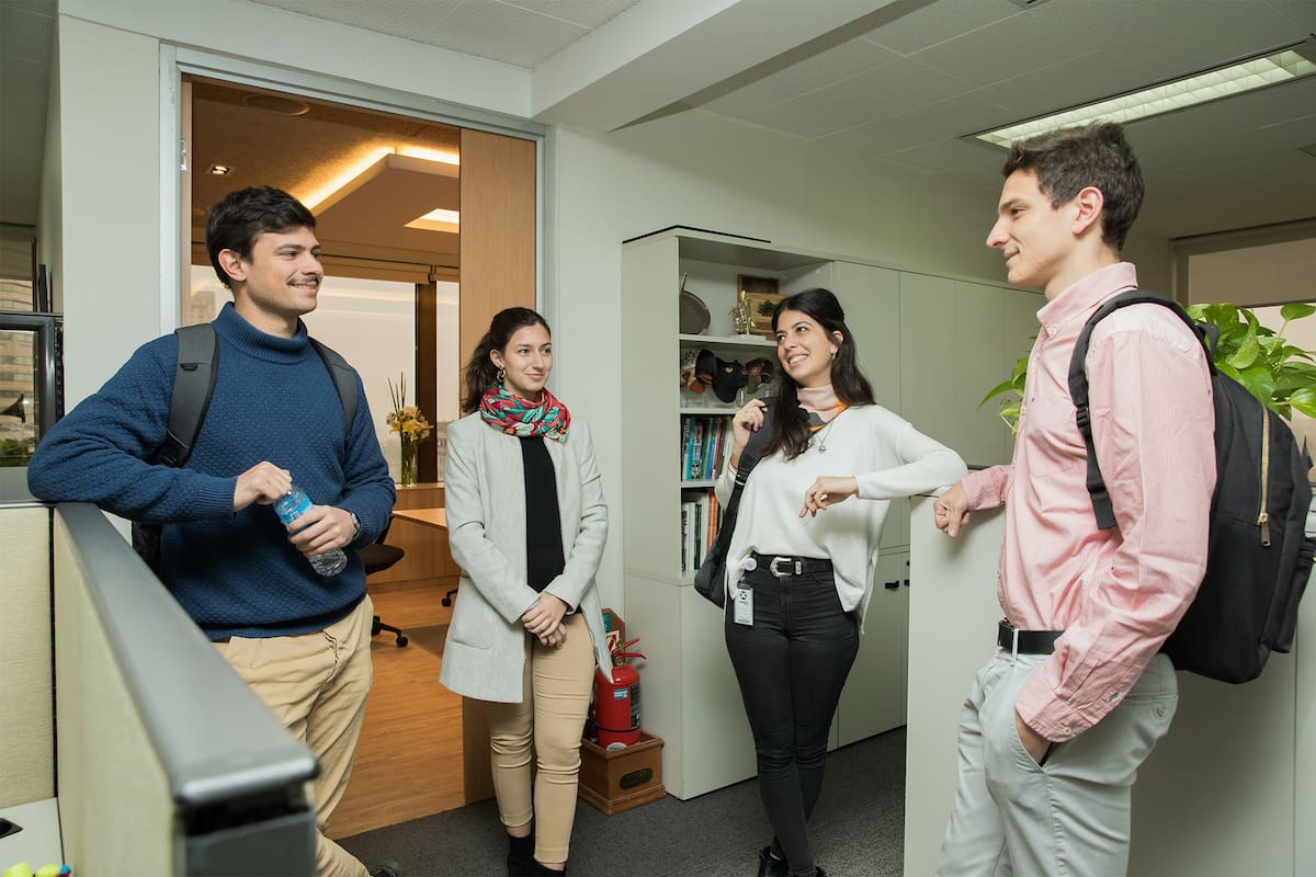 Involucrar a toda la compañía en el acompañamiento de los futuros líderes es la estrategia de Pan American Energy para captar y desarrollar jóvenes talentos.