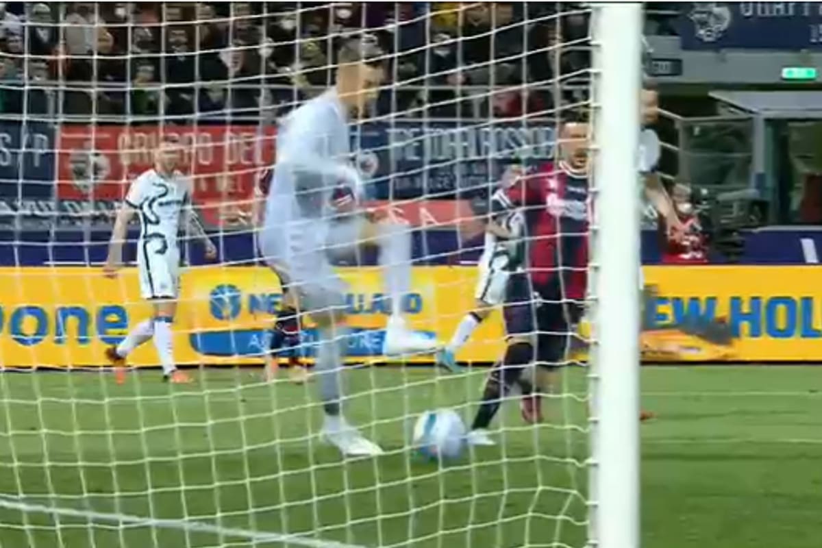 Iojut Radu recibió desde un lateral, pero no pudo despejar y la pelota terminó adentro del arco; Inter y Bologna estaban 1-1, a 10 minutos del final