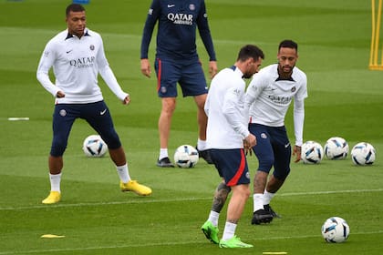 ionel Messi con el brasileño Neymar y el francés Kylian Mbappé, las otras dos superestrellas de PSG que "estrenarán convivencia" ante Lille tras el escándalo del penal en el encuentro de la semana, frente a Montpellier