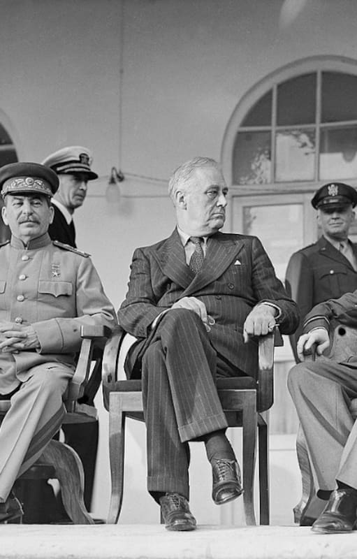 Iósif Stalin, Franklin D. Roosevelt y Winston Churchill en la terraza de la legación soviética en Teherán, en noviembre de 1943, durante la primera Conferencia de los Tres Grandes