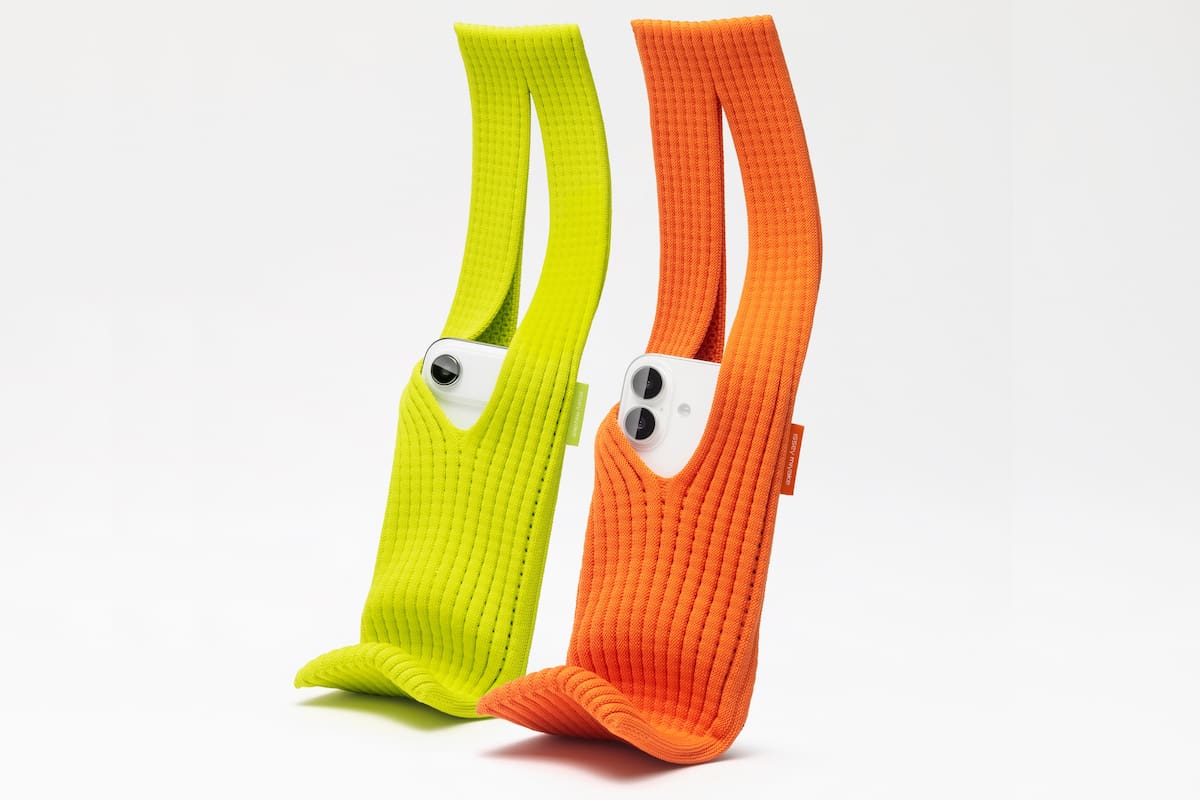 iPhone Pocket es un estuche para llevar el smartphone de Apple diseñado por el estudio de Issey Miyake